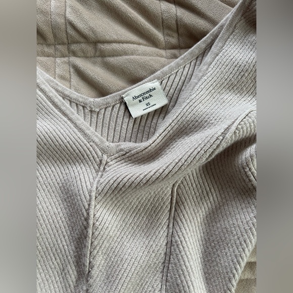 Abercrombie & Fitch Beige Ribbed V-Neck Top - Picture 3 of 3